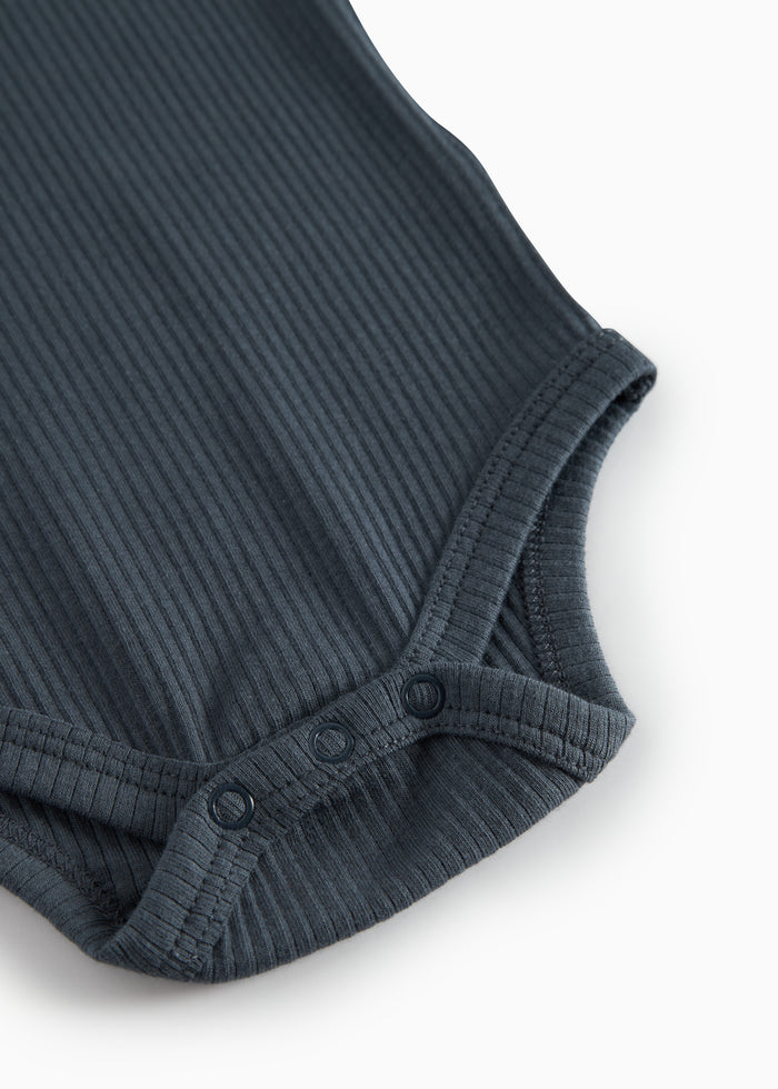 Detalje: blå langærmet body i rib med elastisk kant ved ærme