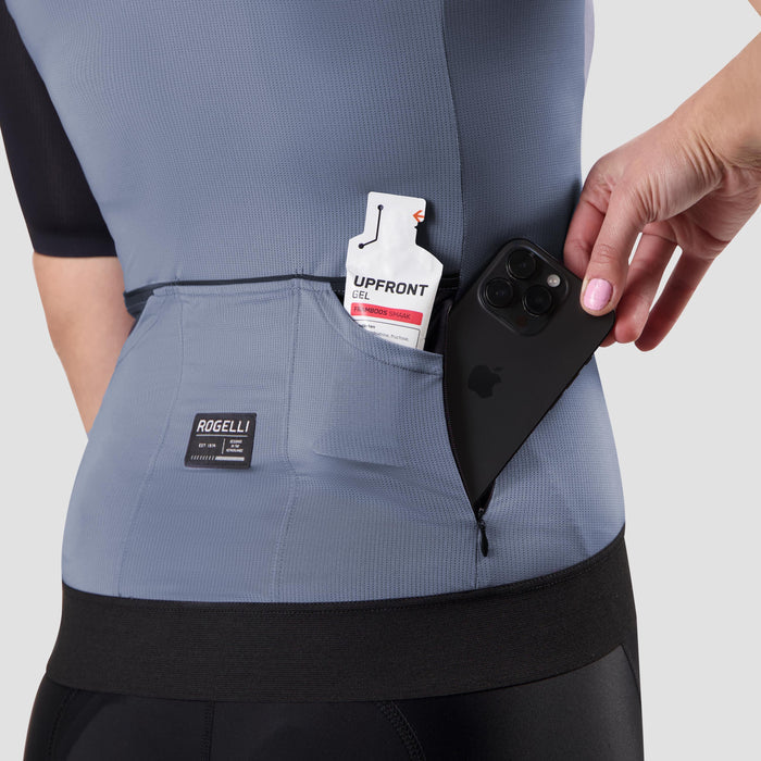 Detail van Rogelli Distance II fietsshirt dames blauw korte mouw met achterzakken.