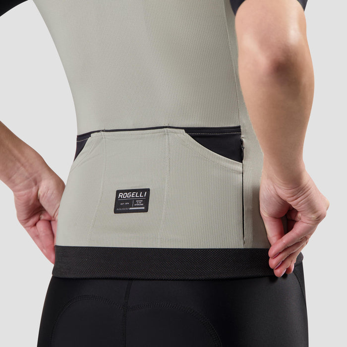 Detail van Rogelli Distance II fietsshirt dames taupe korte mouw achterkant.