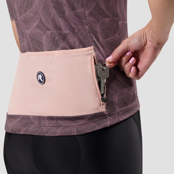Detail van Rogelli Essential Graphic II fietsshirt dames bordeaux korte mouw met achterzakken.