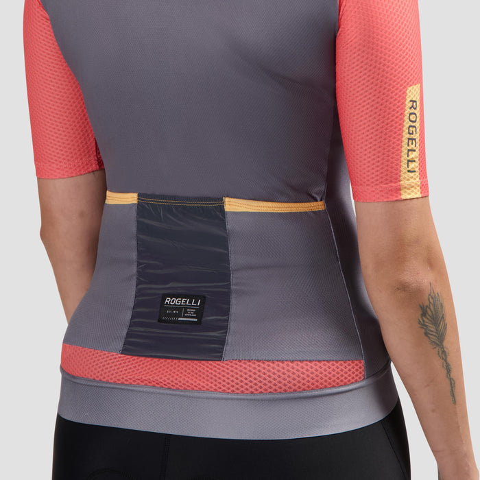 Detail van Rogelli Fast fietsshirt dames grijs korte mouw met achterzakken.