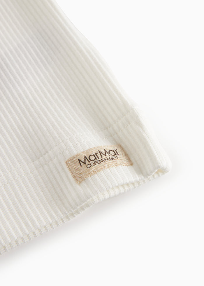 Cremefarvet t-shirt med mærkelap ved nederkant og stribet ribstruktur