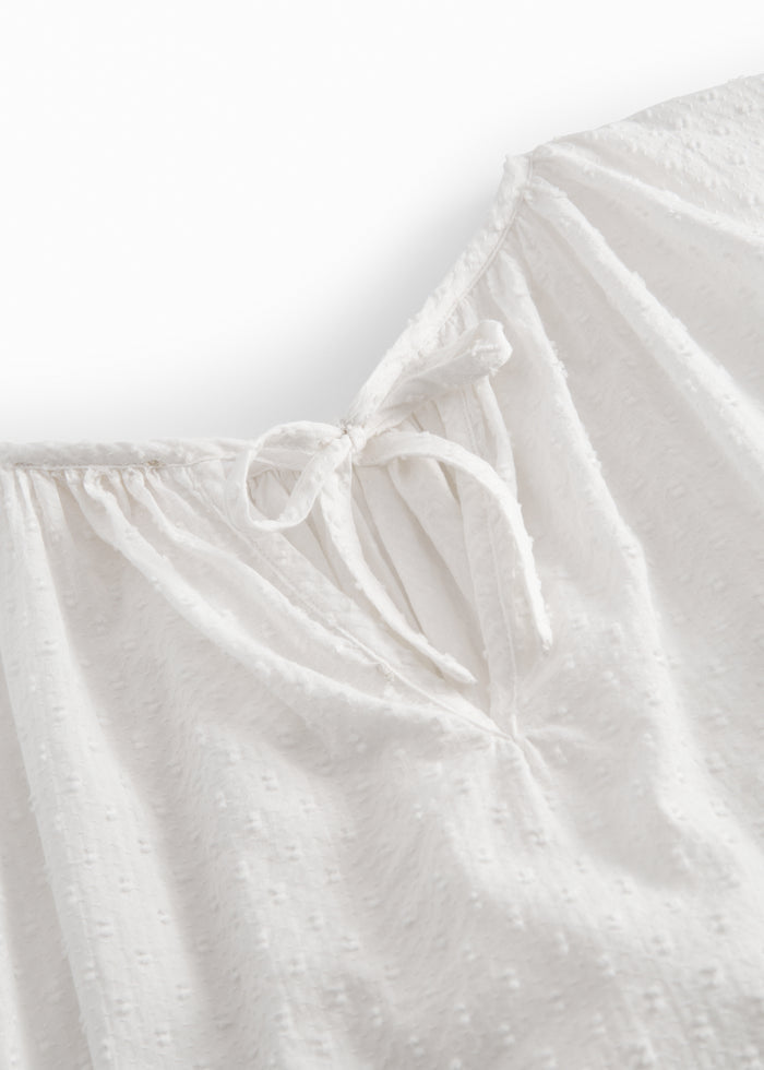 Lang-sleeved blouse for women with embroidery pattern.