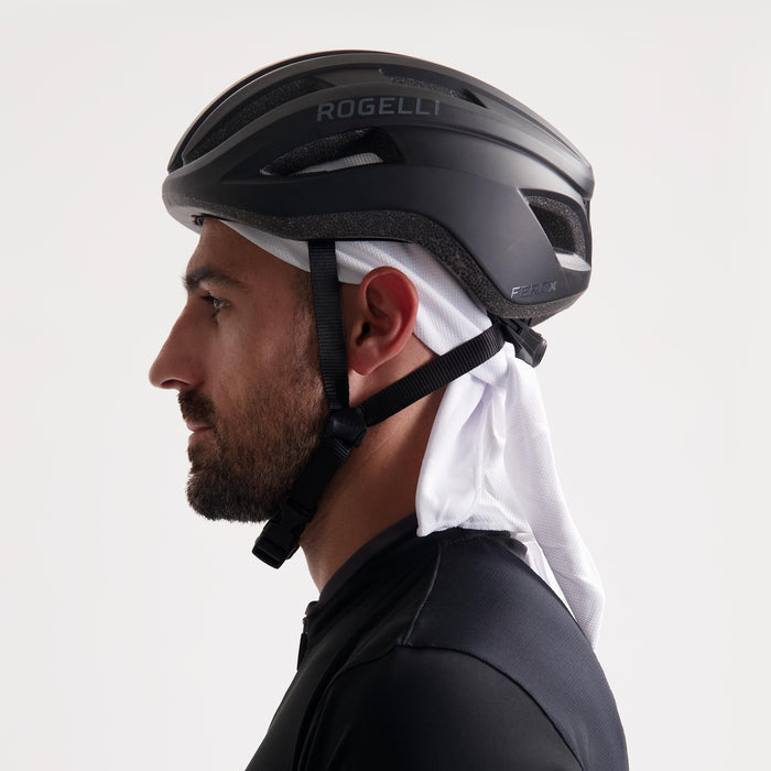 Rogelli Bandana hoofdaccessoire wit gedragen onder fietshelm zijkant.