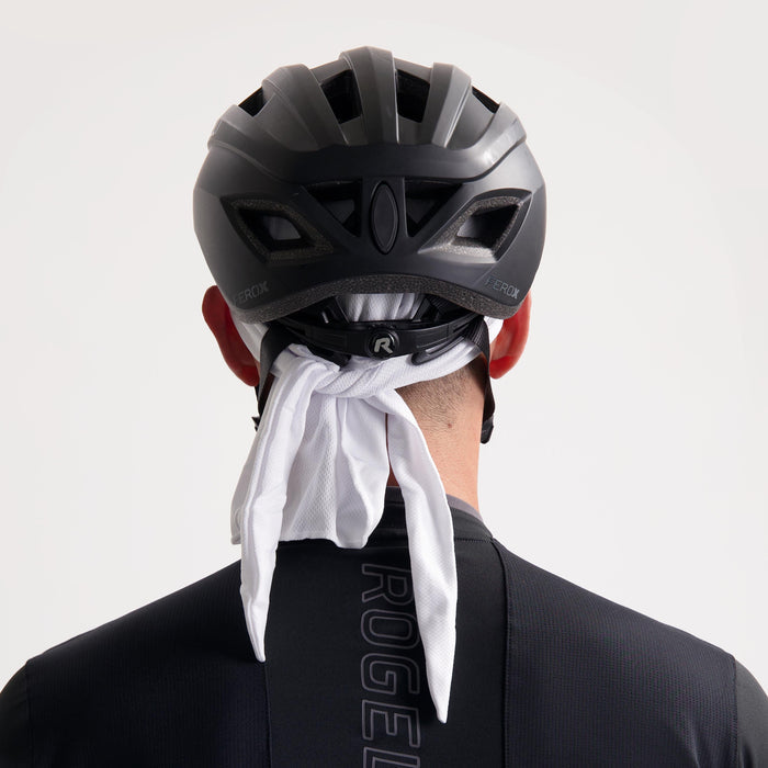 Rogelli Bandana hoofdaccessoire wit gedragen onder fietshelm achterkant.