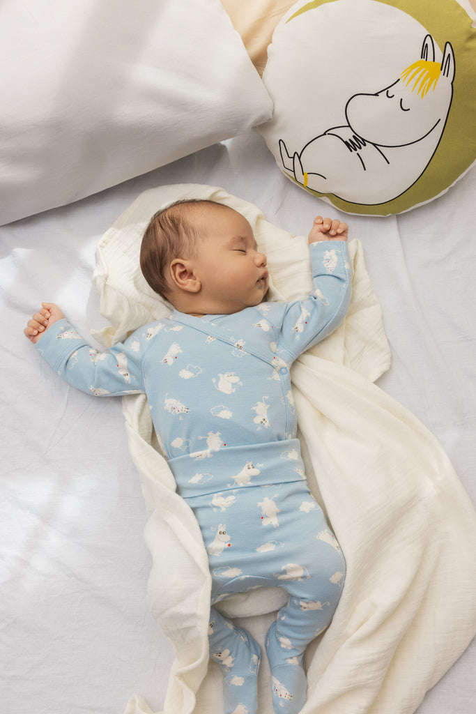 Lyseblå bodystocking med Moomin-tryk og lange ærmer.