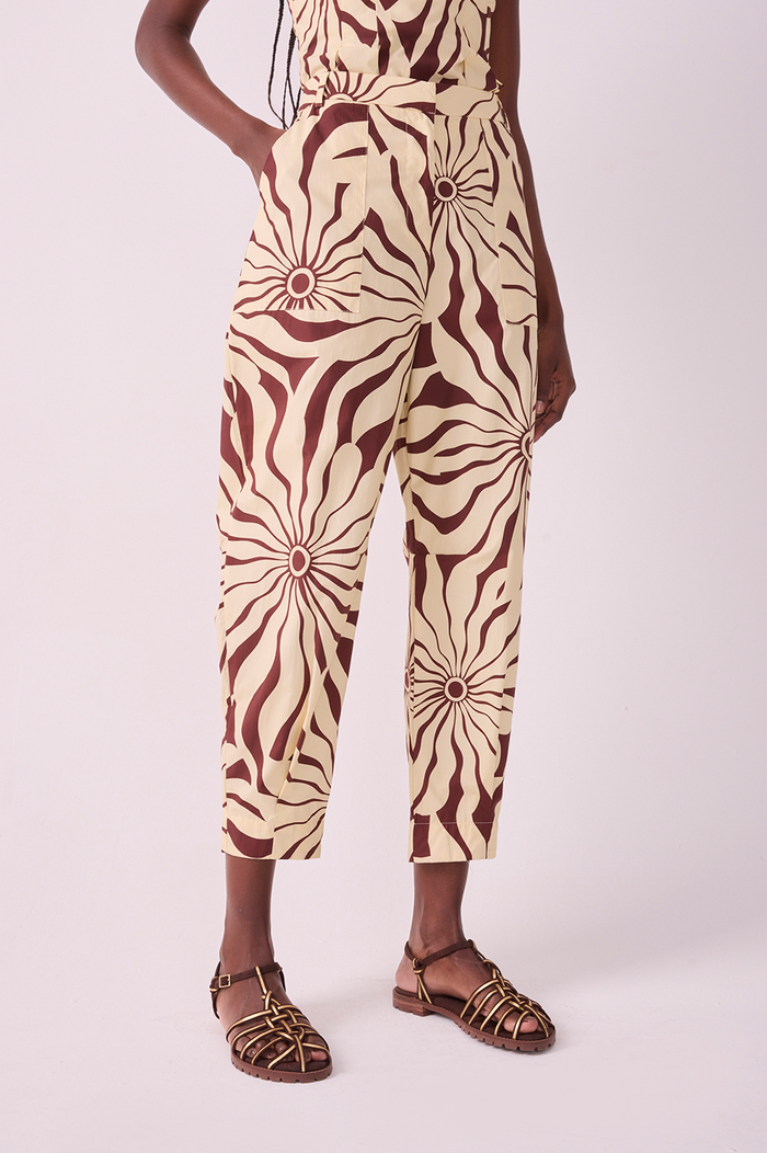 Brown Pockets Cotton Barrel Pants_4