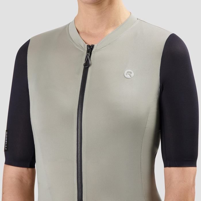 Detail van Rogelli Distance II fietsshirt dames taupe korte mouw voorkant.