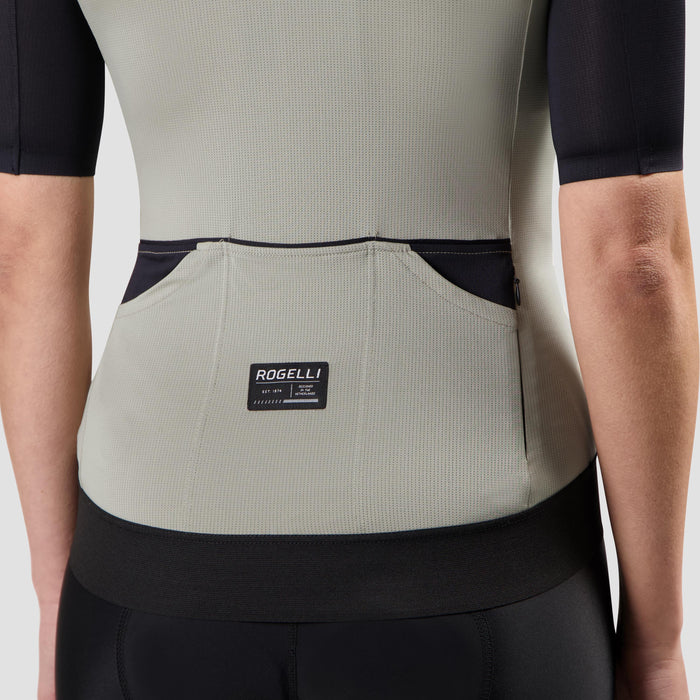 Detail van Rogelli Distance II fietsshirt dames taupe korte mouw achterkant.