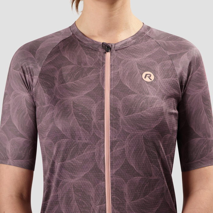 Detail van Rogelli Essential Graphic II fietsshirt dames bordeaux korte mouw voorkant.