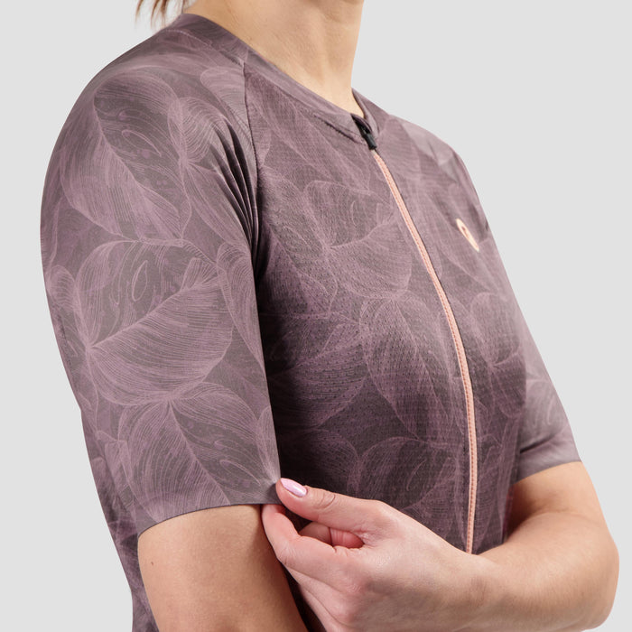 Detail van Rogelli Essential Graphic II fietsshirt dames bordeaux korte mouw.