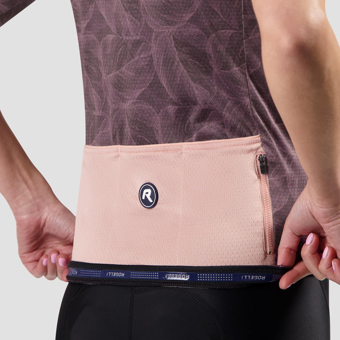 Detail van Rogelli Essential Graphic II fietsshirt dames bordeaux korte mouw achterkant.