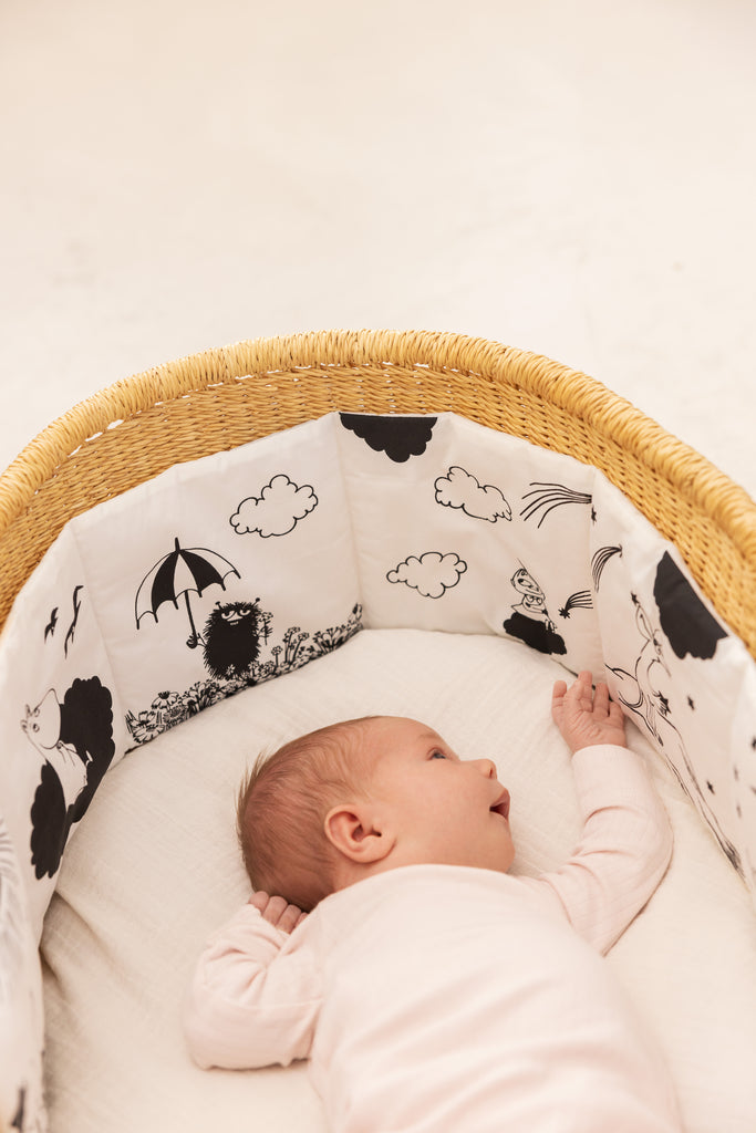 Foldebar stofbogs side i stof med Moomin-figurer, paraplyer og skyer i sort-hvid