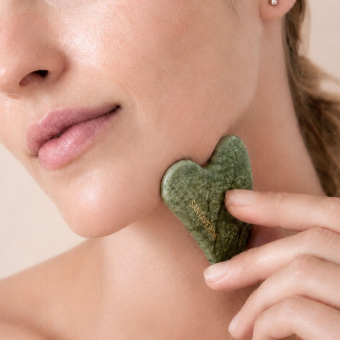 Santaverde Gua Sha Stein bei Anwendung Kinnpartie für eine bessere Mikrozirkulation der Haut