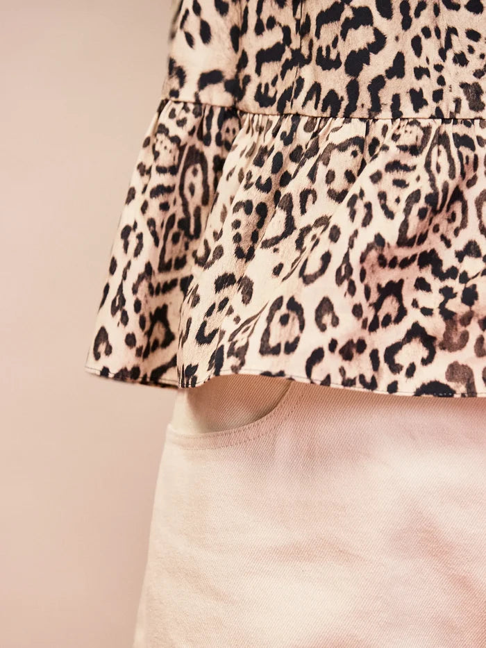 Sleeveless leopard print cotton peplum blouse with round neckline and lightweight fabric