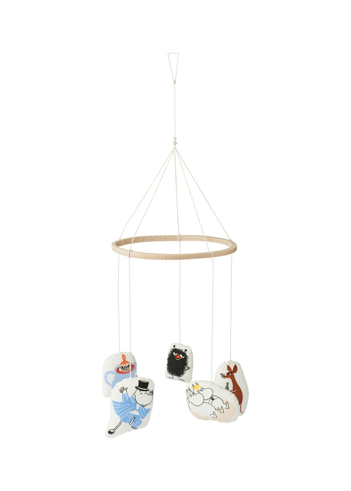 Babymobil med Moomin-figurer ophængt i rund ring og transparente snore.