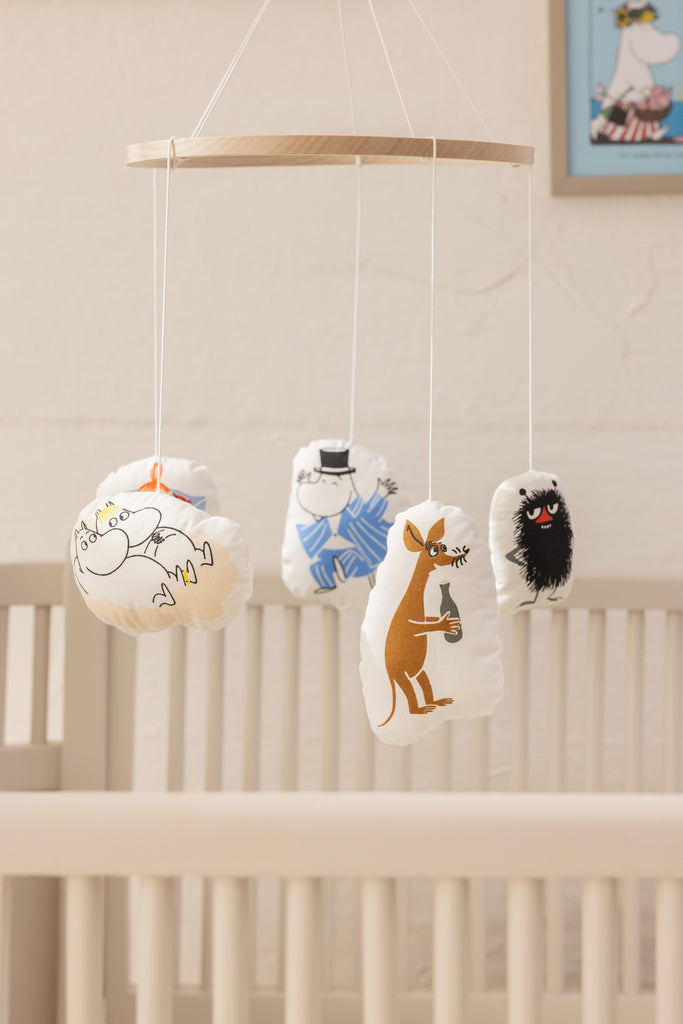 Babymobil med fire Moomin-figurer i stof, ophængt fra rund ramme.