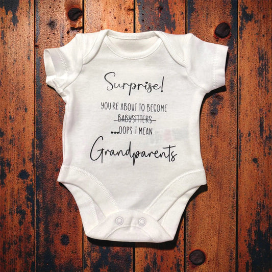 🤍 Pregnancy Announcement: ‘you’re about to become babysitters’ 👶🏼 Vinyl detailing white baby vest Claxton Creations GB