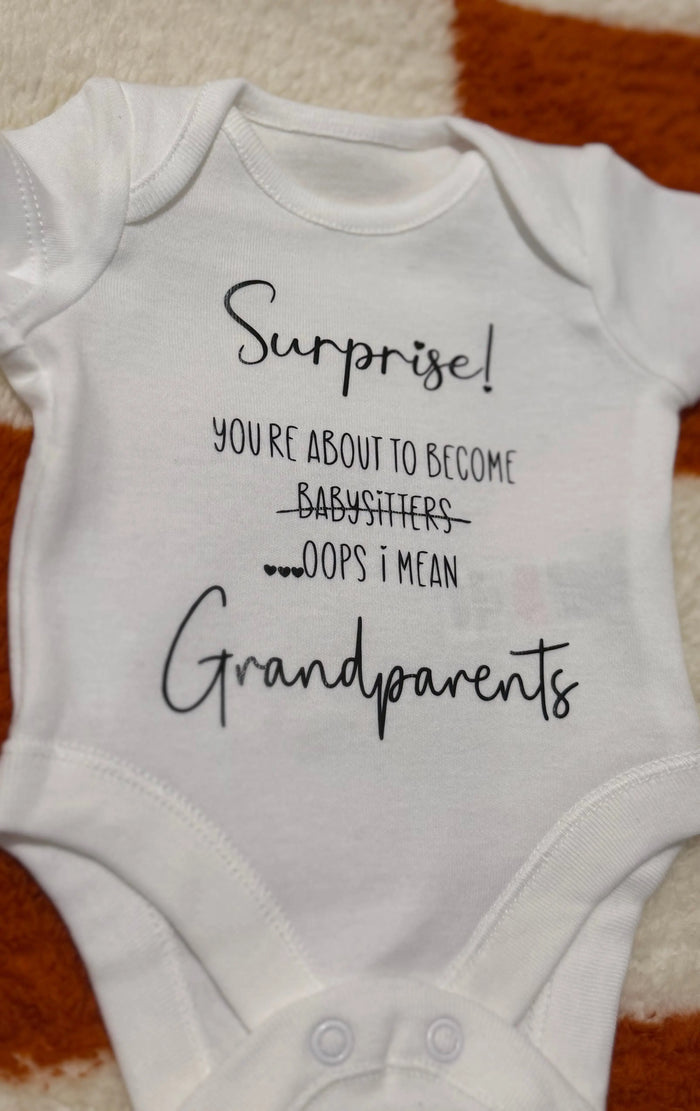 🤍 Pregnancy Announcement: ‘you’re about to become babysitters’ 👶🏼 Vinyl detailing white baby vest Claxton Creations GB