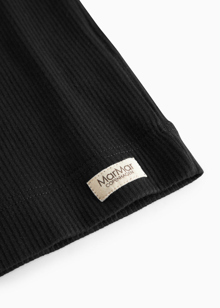 Sort T-shirt med mærketap ved ærmekant og søm