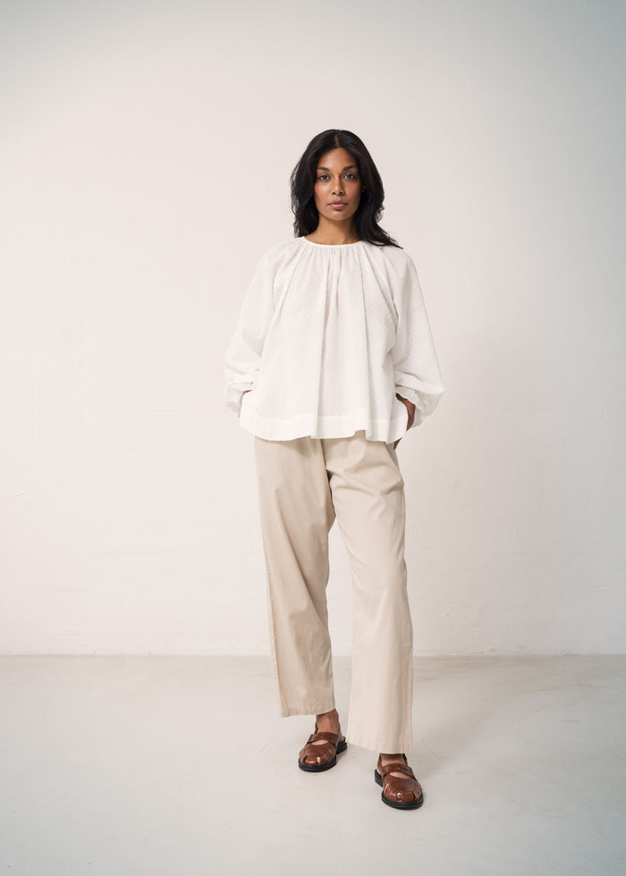 White blouse with loose fit, puff sleeves and crumpled collar edge