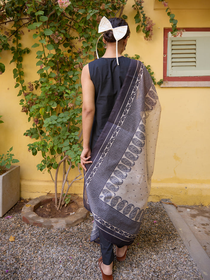 Women's Sleeveless Embroidered Kurta Set with Dupatta