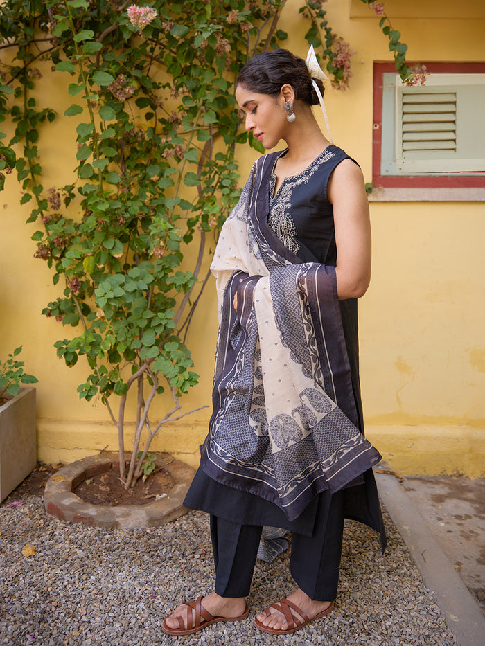 Women's Sleeveless Embroidered Kurta Set with Dupatta